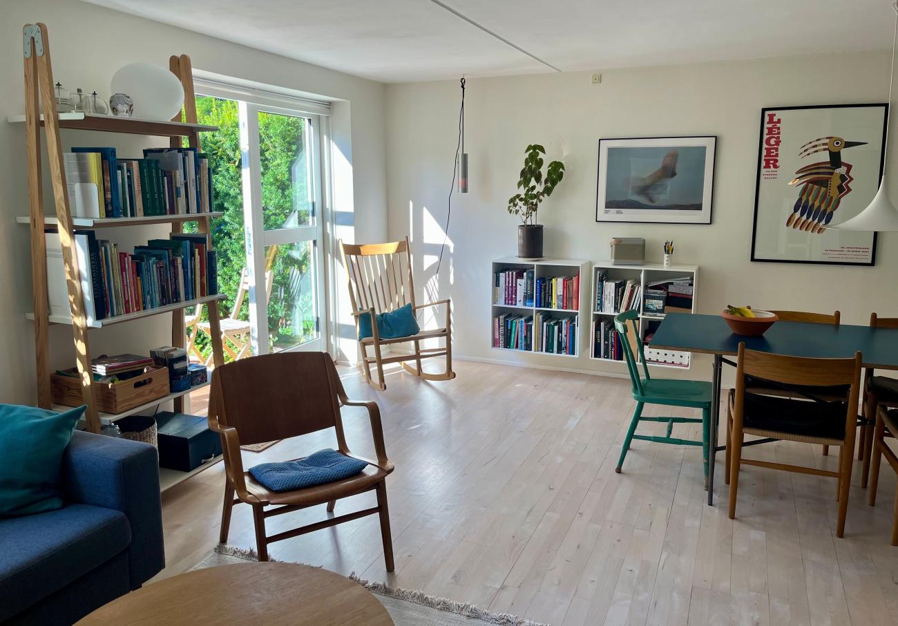 Stue set fra sofa område ud mod havedør